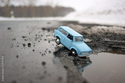 Foto: Auto im Schlagloch Auto im Schlagloch