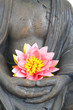 Buddha mit Blüte