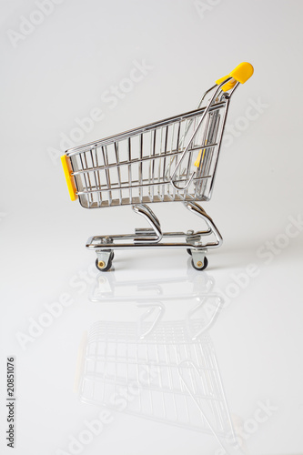 Photo: chariot achat consommation supermarché économie course chariot achat consommation supermarché économie course