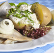 Marinierter Hering in Dillsoße und Pellkartoffeln