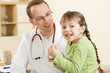 Foto: Kinderarzt mit kleiner Patientin Kinderarzt mit kleiner Patientin