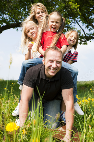 Foto: Familie reitet auf Papa Familie reitet auf Papa
