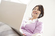 インターネットをしている女性
