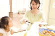 食事を取り分ける母親
