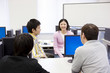 パソコンで勉強する学生