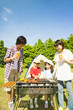 バーベキューを楽しむ家族