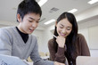 教室で話し合う大学生