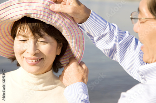 Photo: 妻の帽子を直している夫 妻の帽子を直している夫
