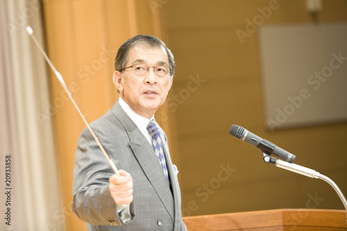 Foto: 講演中の男性 講演中の男性