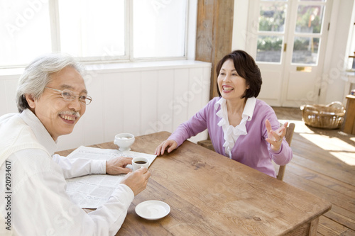 Foto: 楽しく談笑する夫婦 楽しく談笑する夫婦
