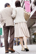 街中を歩いている夫婦の後姿
