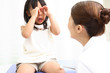 怪我をした女の子に消毒をする看護師