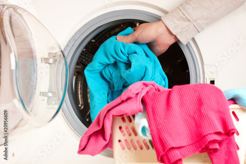 Foto: washing machine with colorful clothes washing machine with colorful clothes