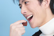 チョコを食べようとする男性の口元
