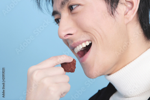 Photo: チョコを食べようとする男性の口元 チョコを食べようとする男性の口元