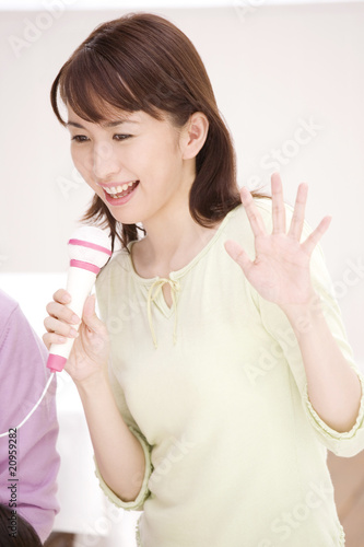 Photo: 歌を歌っている女性 歌を歌っている女性