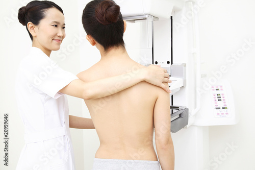 Photo: 乳がんの検査を受ける患者とサポートする技師 乳がんの検査を受ける患者とサポートする技師