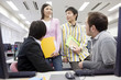 パソコンで勉強する学生