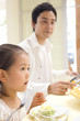 食事中の子供と父親