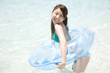 海に入り浮き輪を持つ水着女性