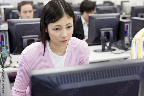 Photo: パソコンで勉強する学生 パソコンで勉強する学生