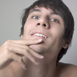 jeune homme nu en réflexion
