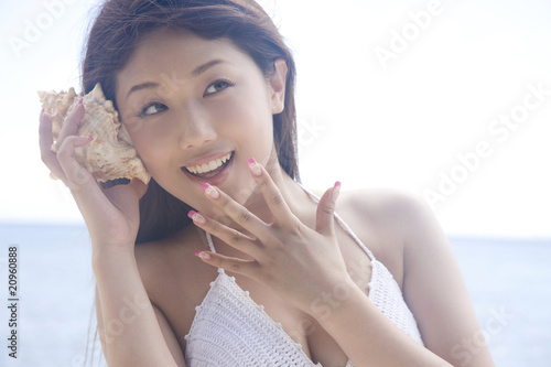 Photo: 貝に耳を当てる女性 貝に耳を当てる女性
