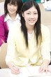 ノートをとる学生