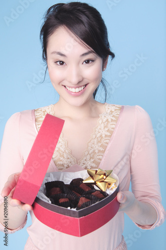 Photo: プレゼントを手渡しする女性 プレゼントを手渡しする女性