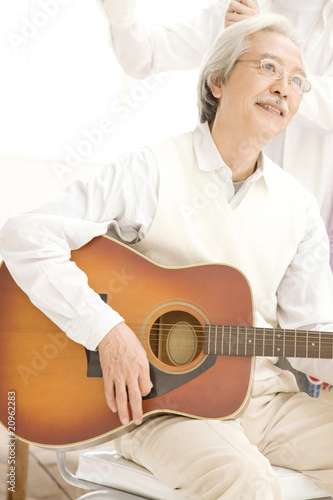 Photo: ギターを演奏するお祖父さん ギターを演奏するお祖父さん