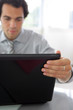 Homme devant ordinateur portable