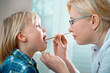 Foto: female doctor examining little child boy female doctor examining little child boy