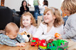 kinder spielen im wohnzimmer kinder spielen im wohnzimmer