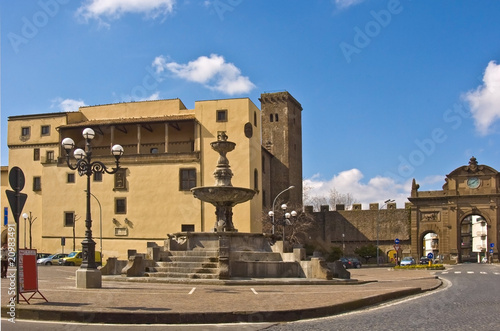 Foto: Viterbo - Piazza della Rocca - Fontana - Rocca Albornoz Viterbo - Piazza della Rocca - Fontana - Rocca Albornoz