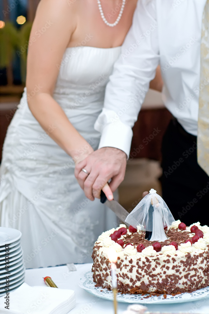 Hochzeitstorte anschneiden