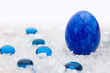 Blaues Osterei im Schnee