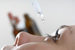 Augentropfen Arznei mit Pipette