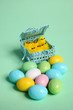 piccole uova di pasqua colorate