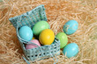 piccole uova di pasqua su paglia