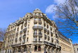 Immeuble de pierre blanche, coin arrondi. Ciel bleu Immeuble de pierre blanche, coin arrondi. Ciel bleu