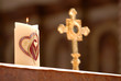 Die Hochzeitskerze mit dem Kreuz