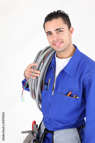 Photo: Portrait d'un électricien avec gaines électriques Portrait d'un électricien avec gaines électriques