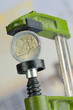 Foto: Euro in Schraubzwinge Euro in Schraubzwinge