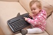 bébé et clavier