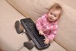 bébé et clavier