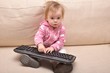 bébé et clavier