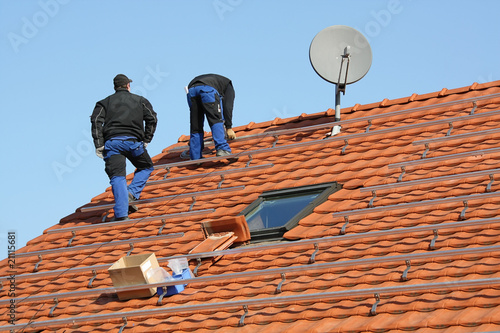 Foto: Workpeople assembling solar Workpeople assembling solar