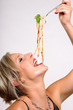 Frau isst Spaghetti