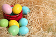 piccole uova di pasqua sulla paglia