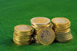 Monete di euro su tavolo verde Monete di euro su tavolo verde